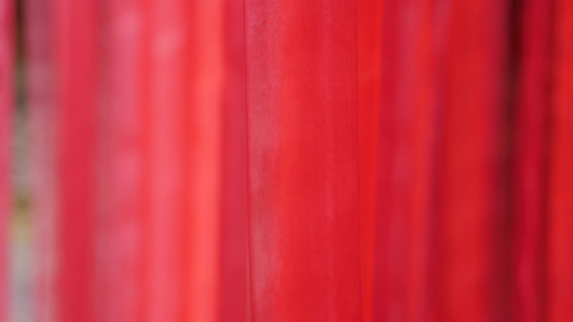 红色挥舞物质热红色装饰室内公寓生动的红色窗帘视频的预览图