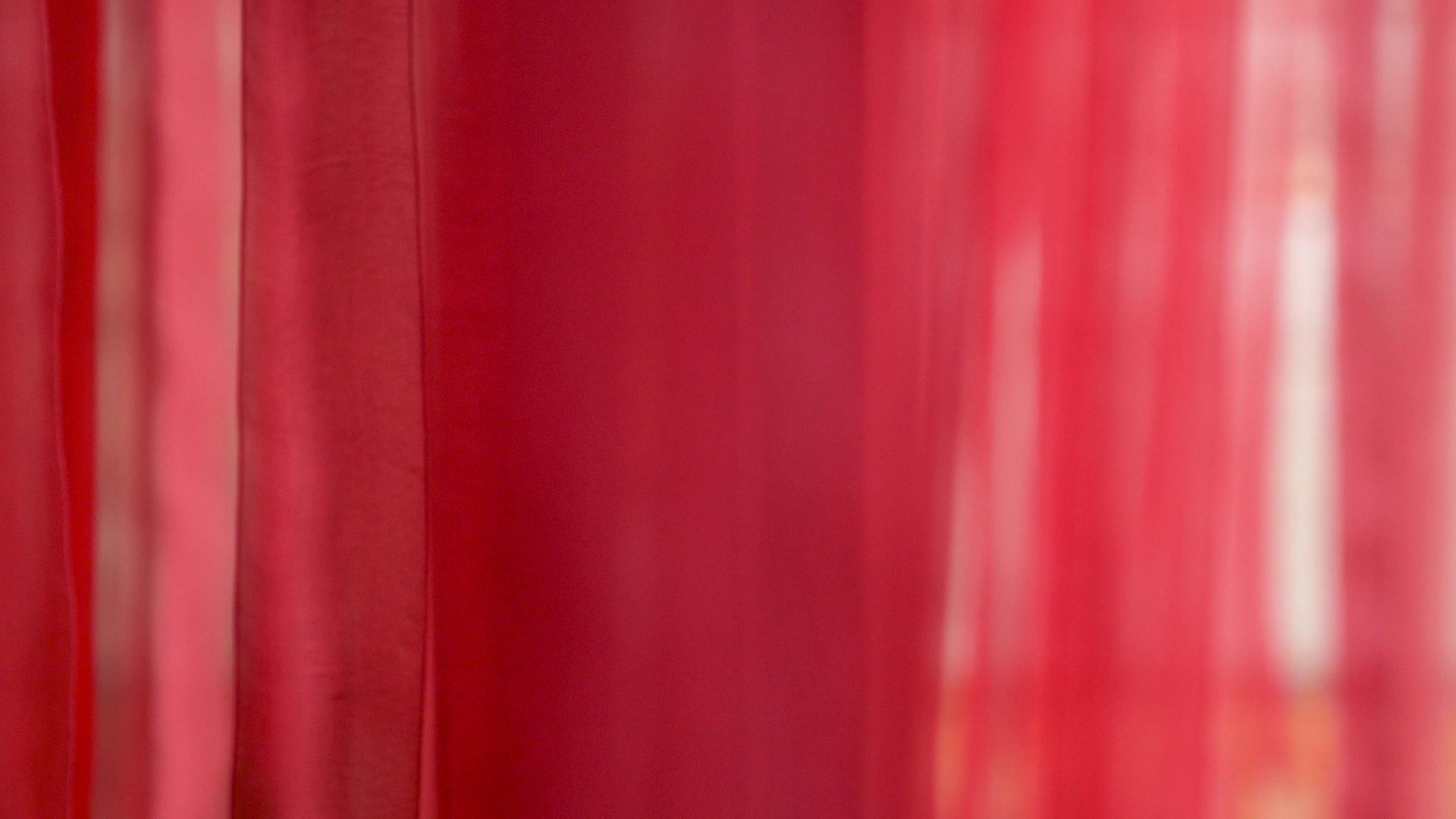 浅红色面料的动态褶皱纹理别致优雅透明红色薄纱背景视频的预览图