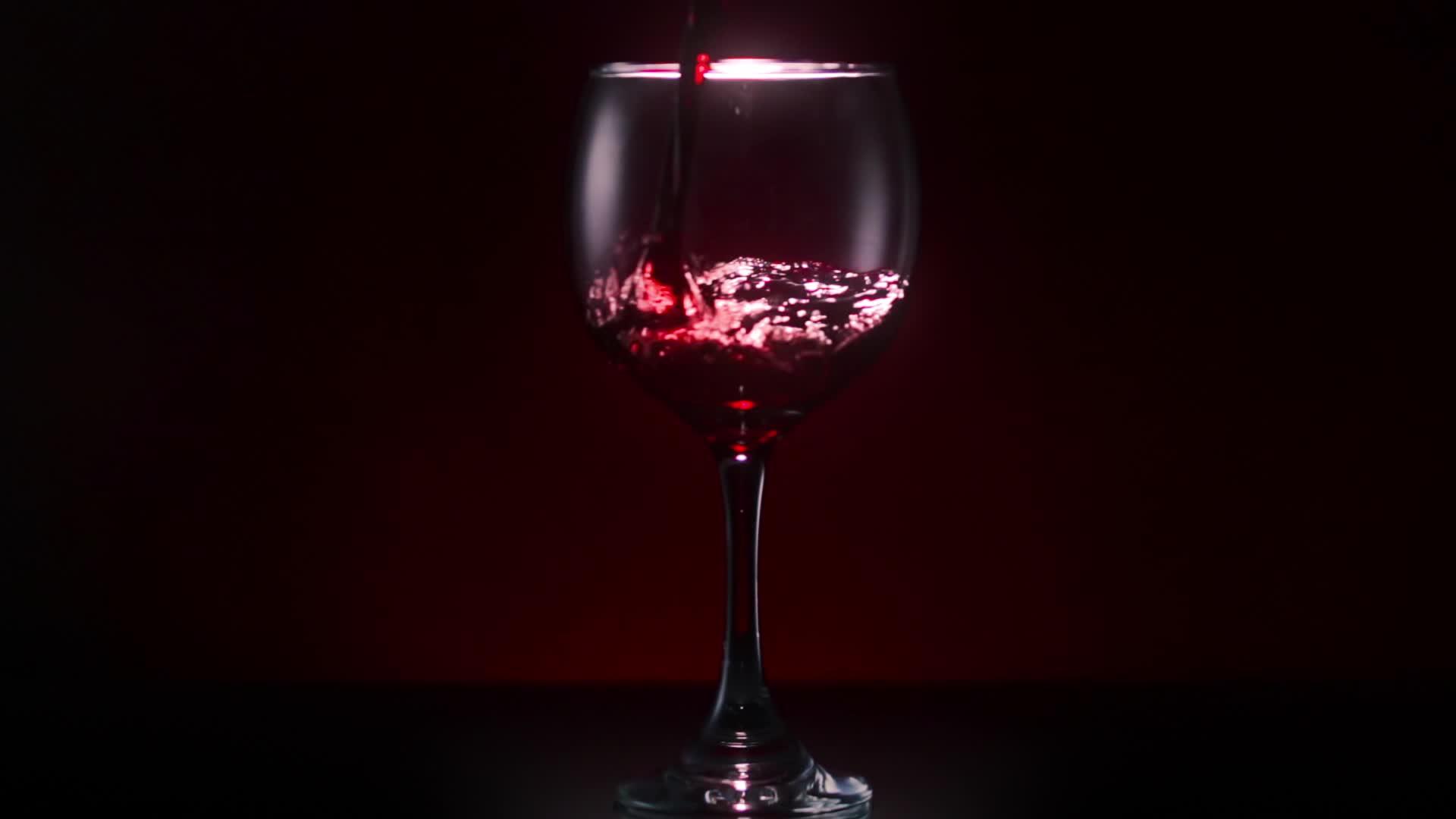 红酒杯倒满视频的预览图