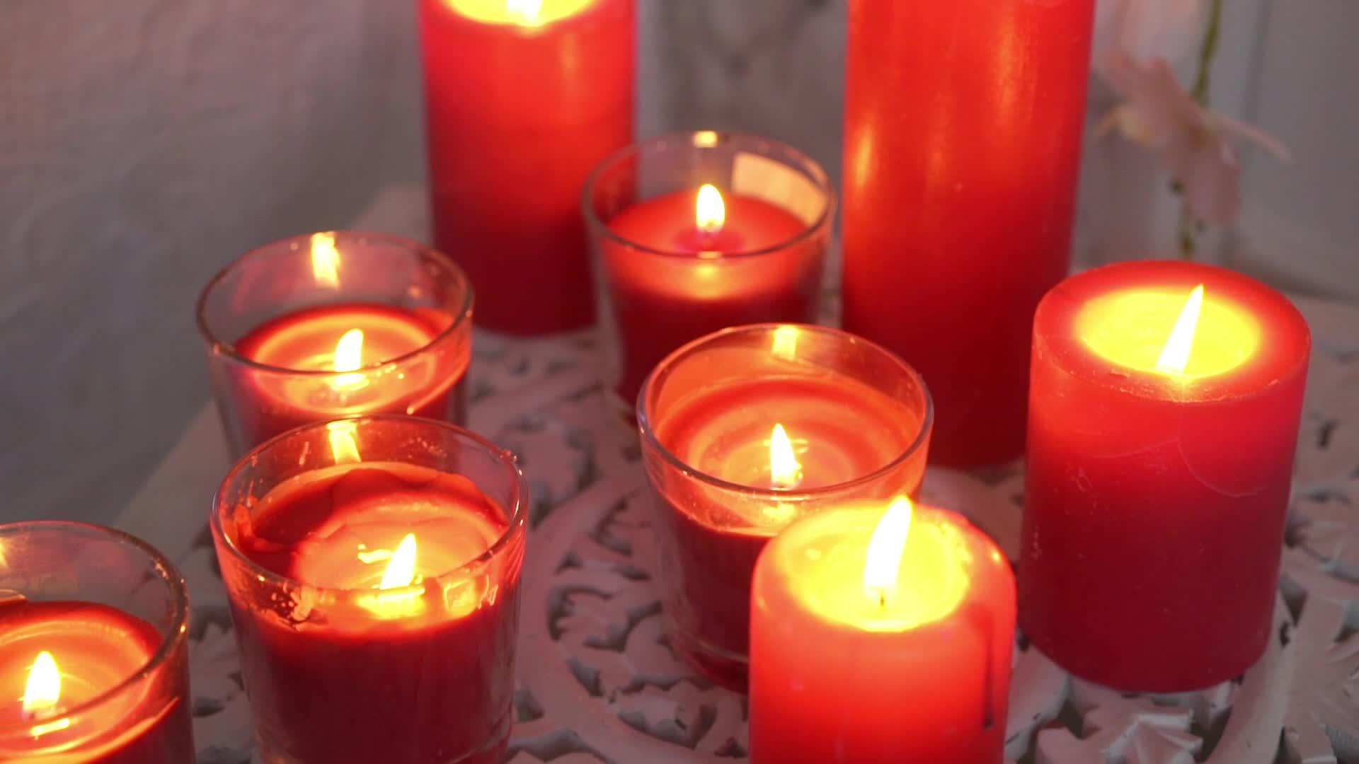 带火的红蜡烛视频的预览图