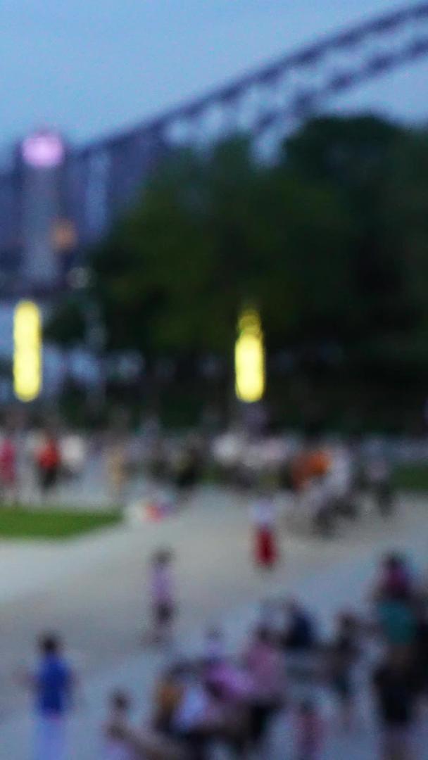 城市夜间江滩广场跳广场舞健身休闲娱乐人群街景素材视频的预览图