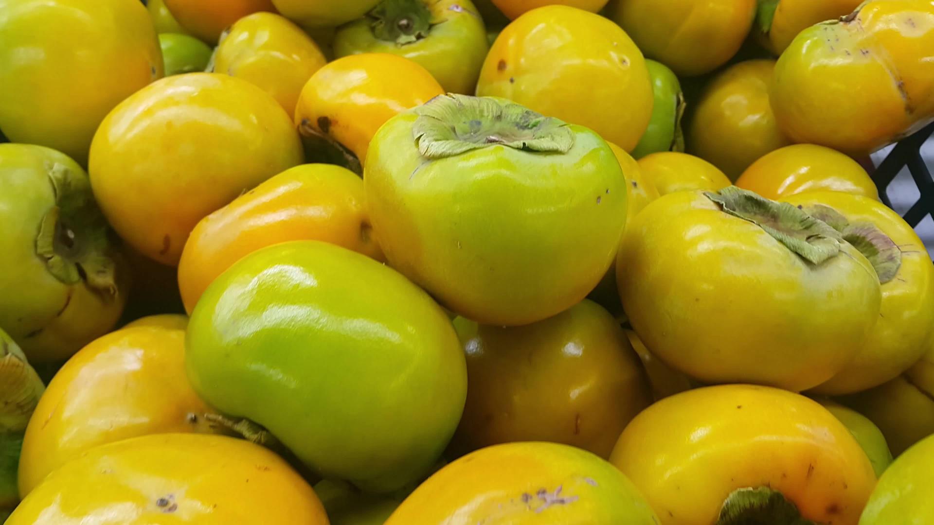 新采摘的绿色蜂蜜多汁的日本意大利水果或羊角视频的预览图