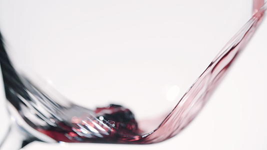 将红酒倒入倾斜的玻璃杯中视频的预览图