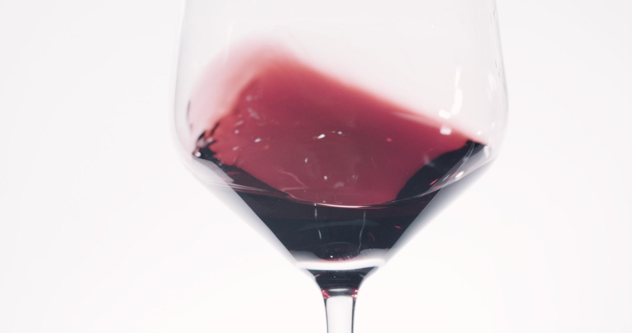 红酒混合在玻璃杯中视频的预览图