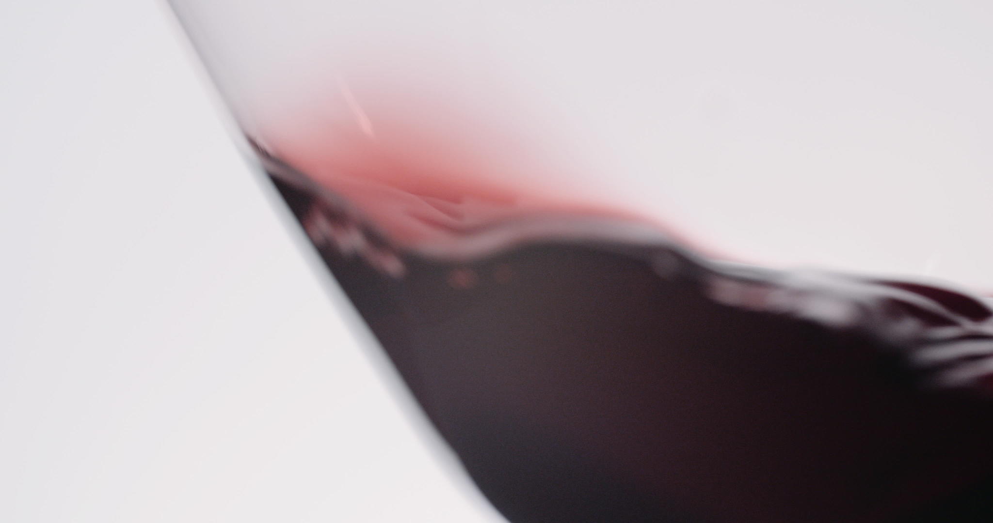 红酒混合在玻璃杯中视频的预览图