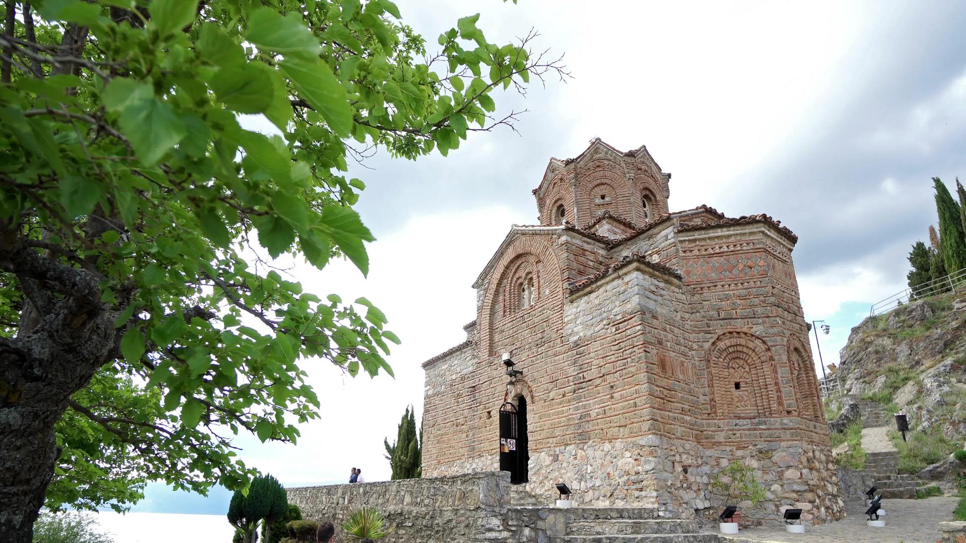 奥赫里德内奥古教堂奥赫里德在马其顿奥赫里德树枝后面视频的预览图