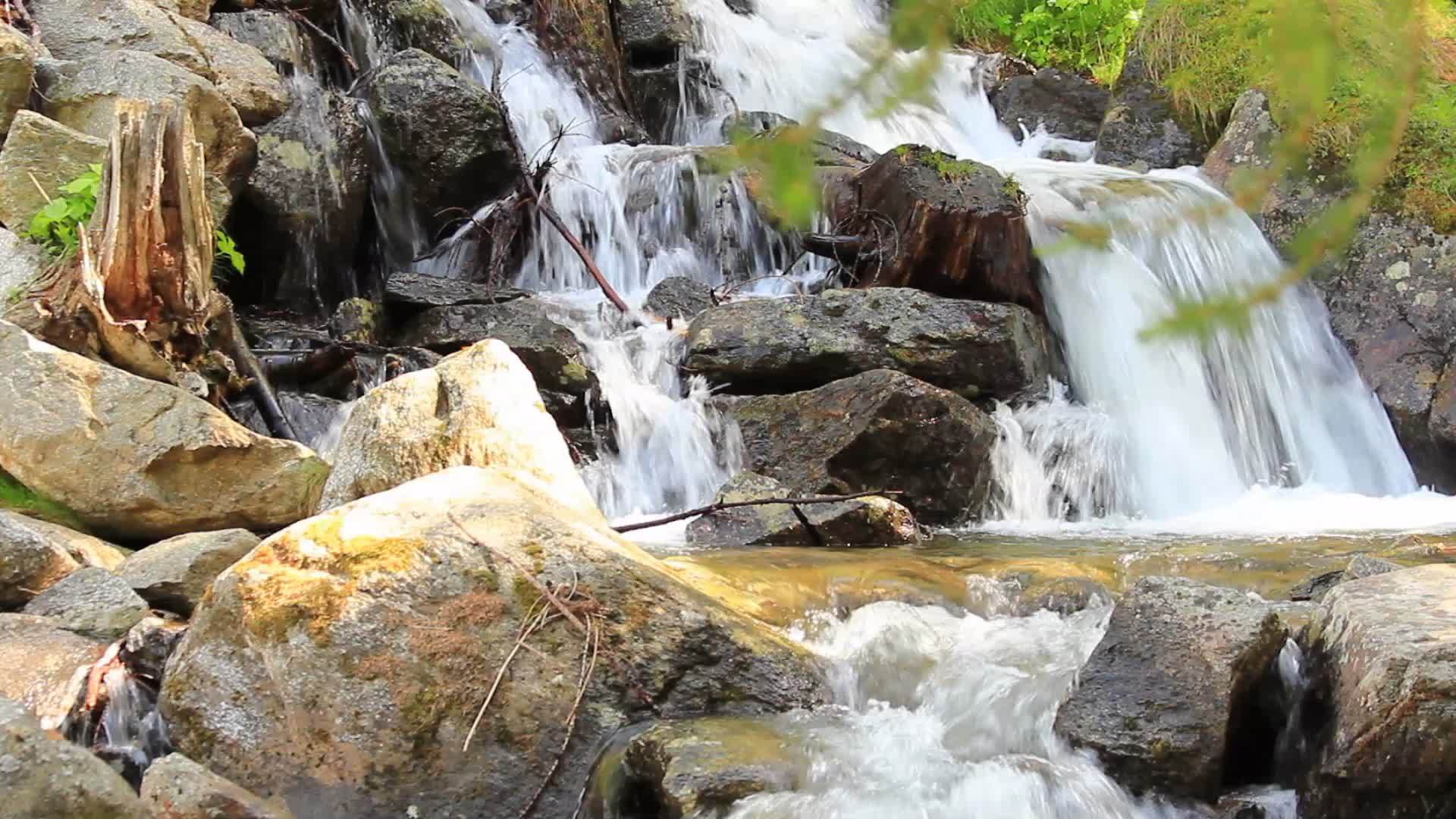 国家天堂公园的瀑布突然德蒙特州塔利州突然跳跃视频的预览图