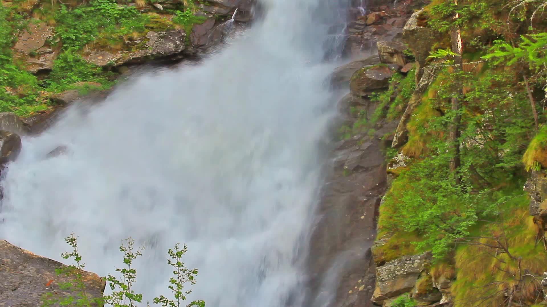 被迫的瀑布从国家天堂公园的冰川中落在皮德蒙身上视频的预览图