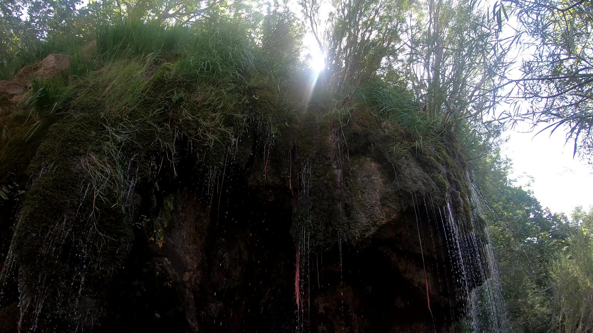 圣塔埃莱纳岛附近的新泉水级联盟视频的预览图