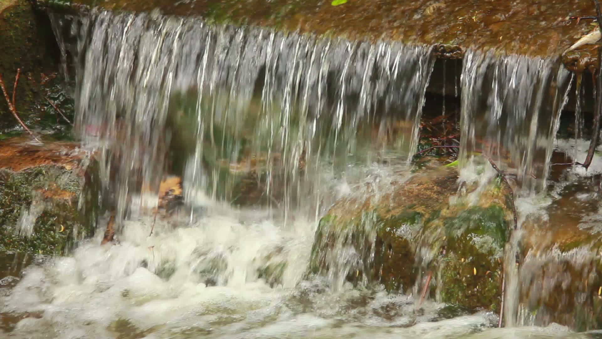 岩石上的水流1视频的预览图