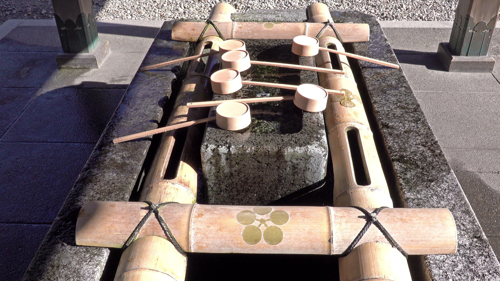 卡纳泽Oyama神庙净化礼堂水洗浴室视频的预览图