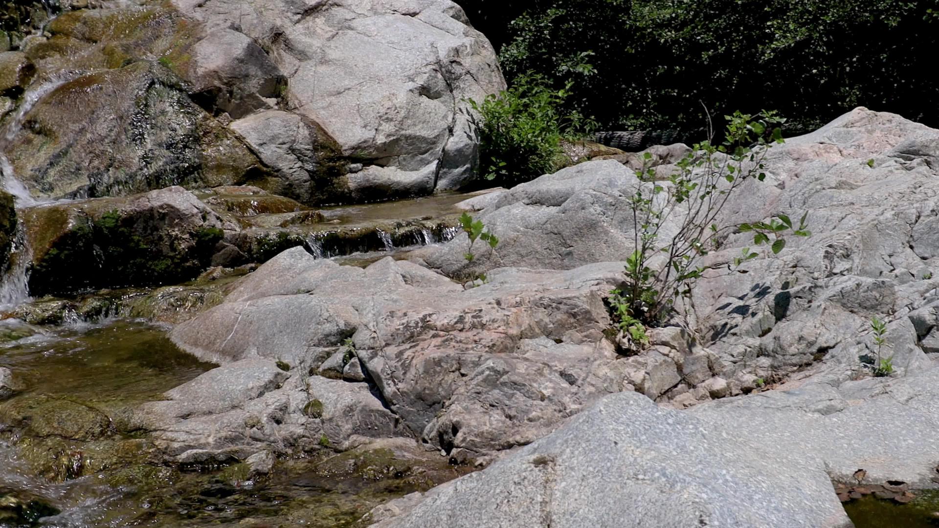 夏季西班牙加泰罗尼亚山瀑布视频的预览图