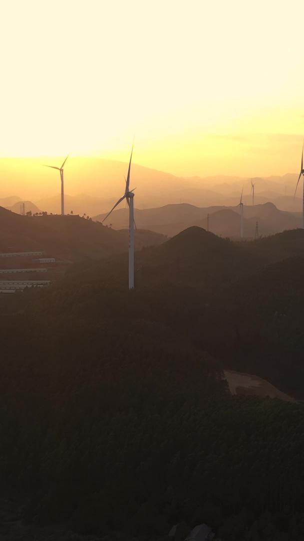 夕阳航拍山顶风力发电机视频的预览图
