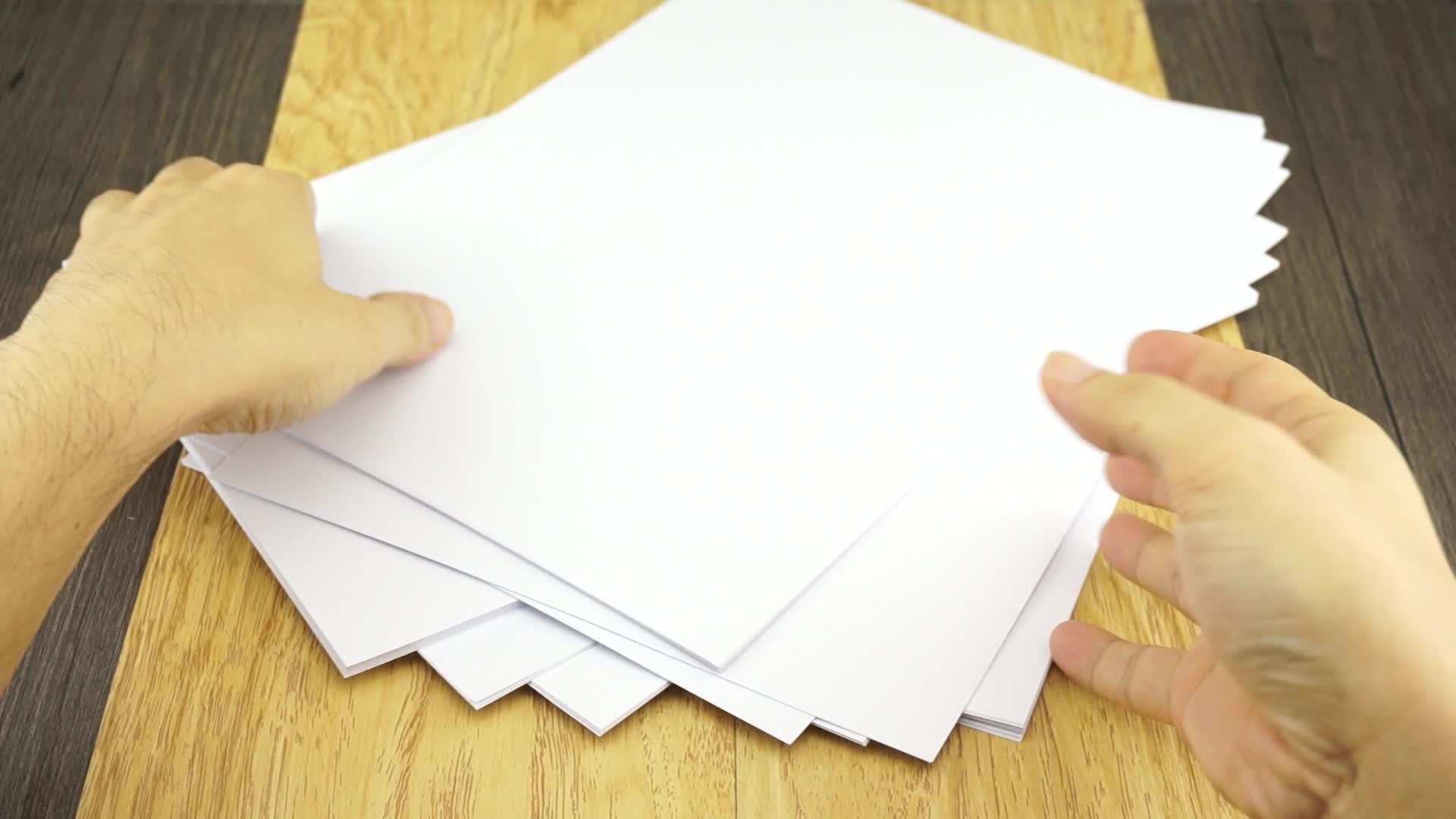 在木本背景上组织空纸man视频的预览图