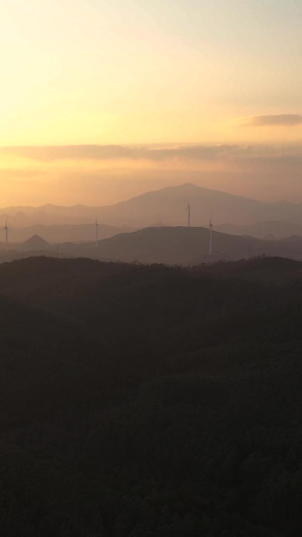 夕阳航拍山顶风力发电机视频的预览图