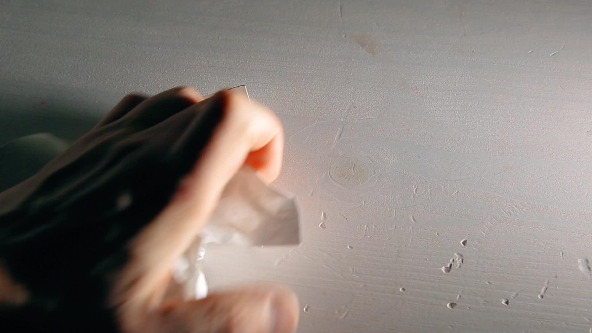 男人手工折叠一张白纸视频的预览图