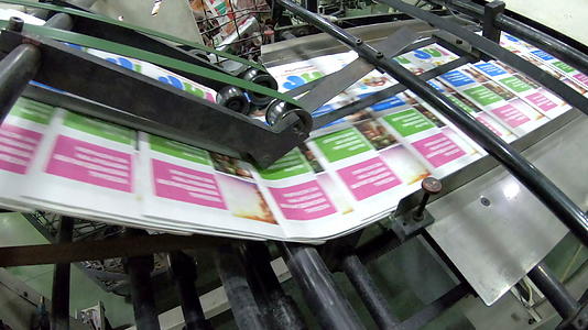 打印的小册子和杂志在网上贴上挂图后继续放在包装线上视频的预览图