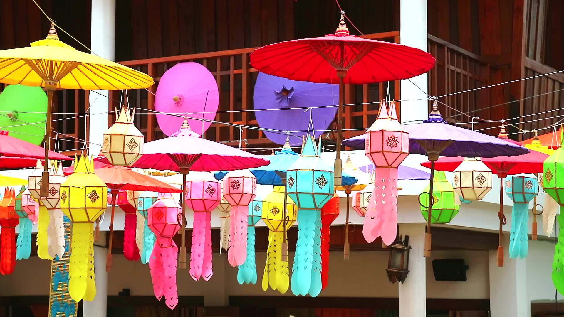 泰国北部的彩灯和雨伞露天挂着视频的预览图