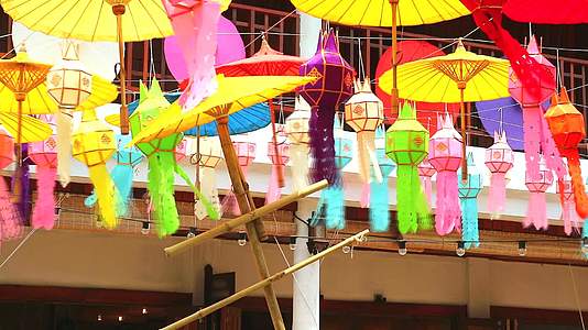 在泰国北部室外装饰的艺术灯和伞挂在北部视频的预览图