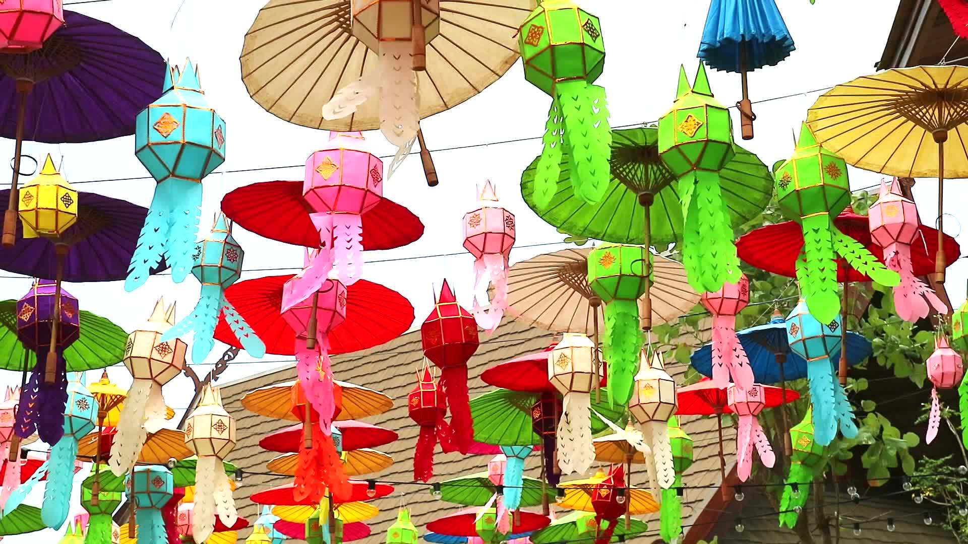 北泰兰彩虹艺术灯挂在室外装饰中视频的预览图