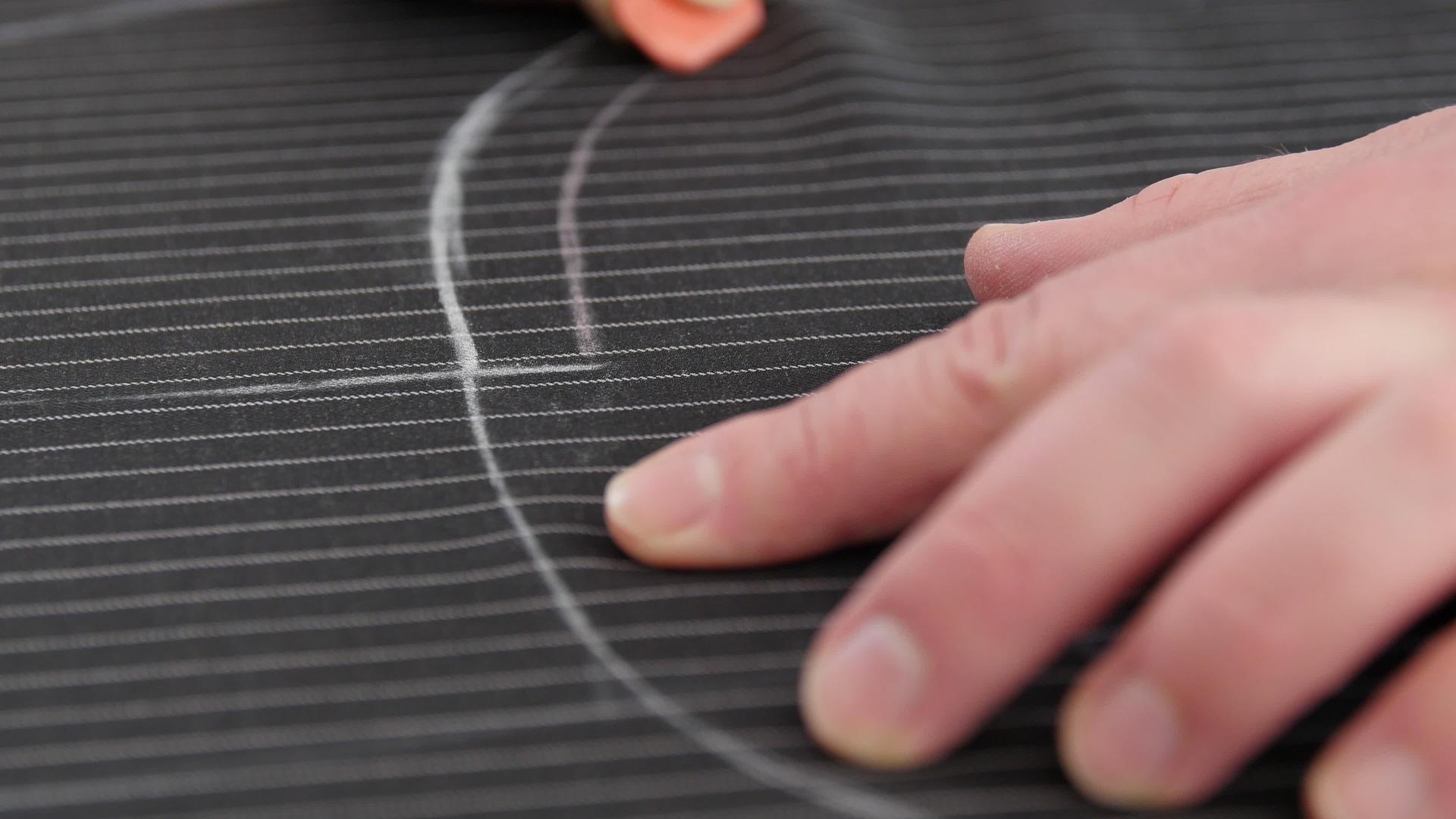 裁缝手在工作室处理缝纫图案男裁缝创作线在个人办公桌上视频的预览图