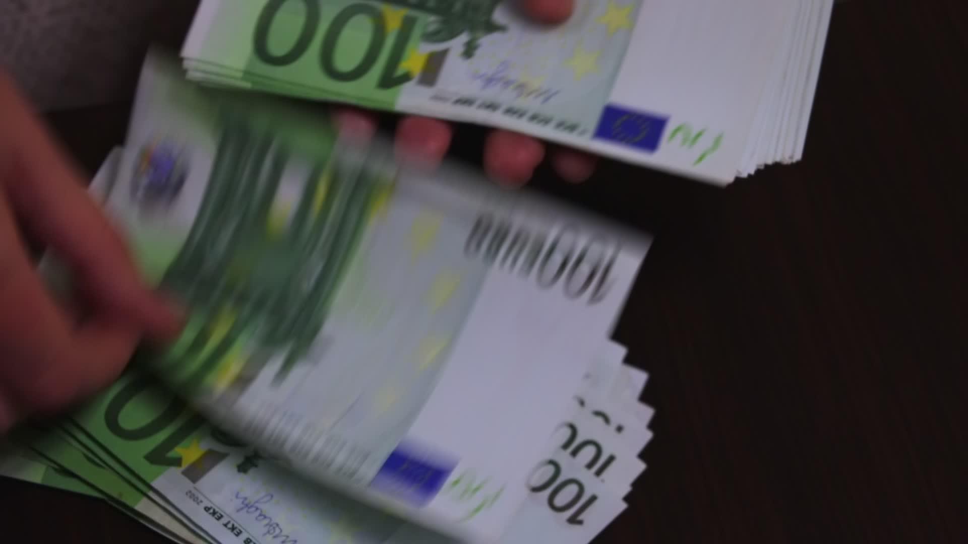 女人在数欧元钞票视频的预览图