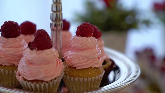 粉色纸杯蛋糕和色纸杯蛋糕和草莓甜点视频的预览图
