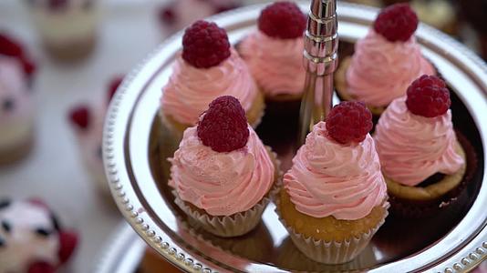 粉色纸杯蛋糕和色纸杯蛋糕和草莓甜点视频的预览图