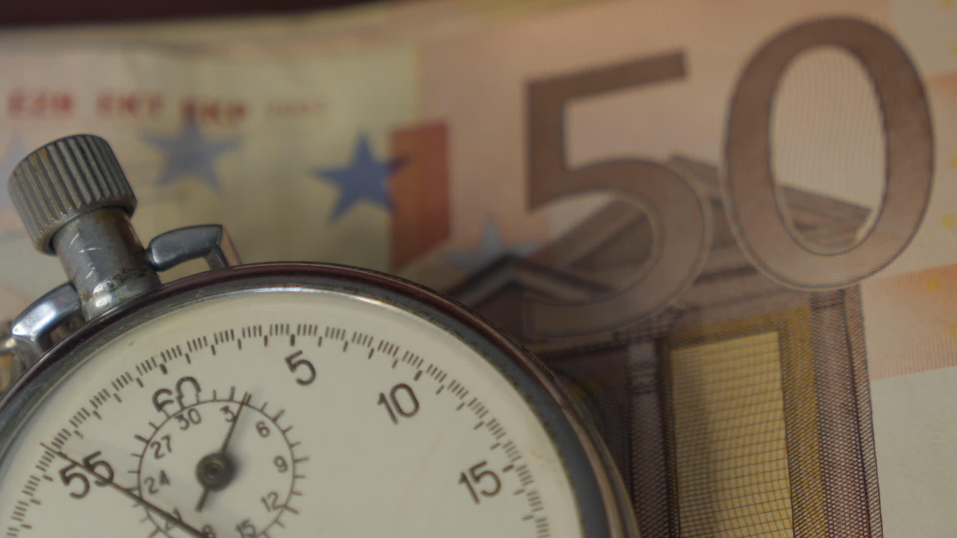 货币宏观拍摄手表位于钞票层的中心时钟时间是金钱视频的预览图