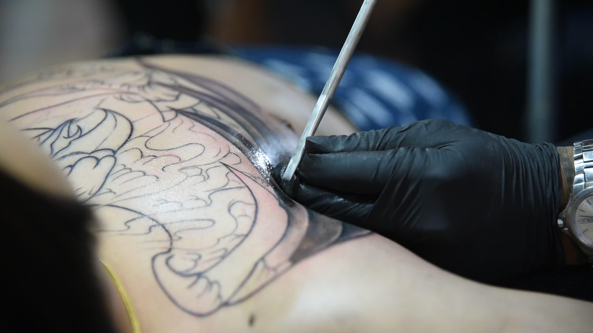 纹身艺术家视频的预览图