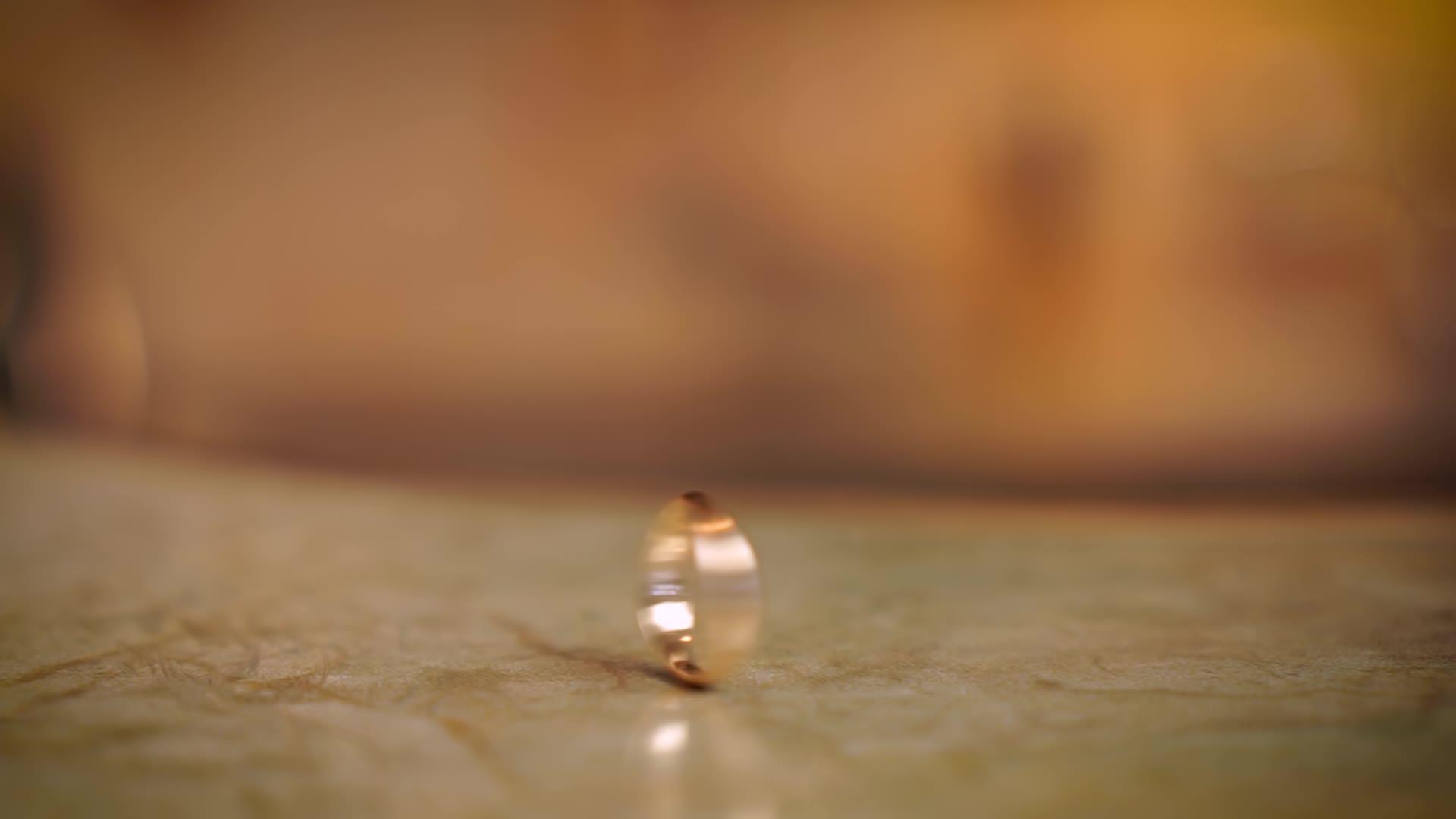 金婚戒指在厨房桌子上的手持式专心架上快速旋转视频的预览图