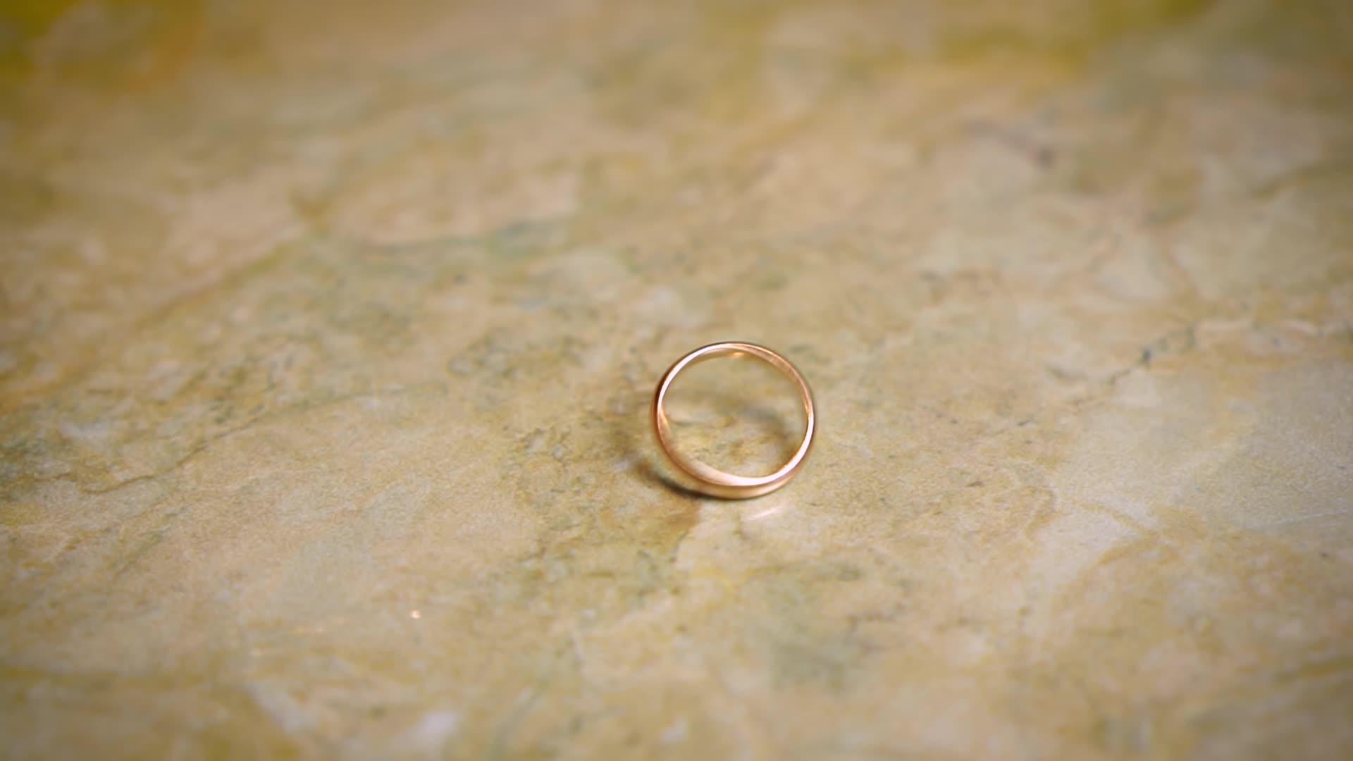 厨房桌子上的金结婚戒指视频的预览图