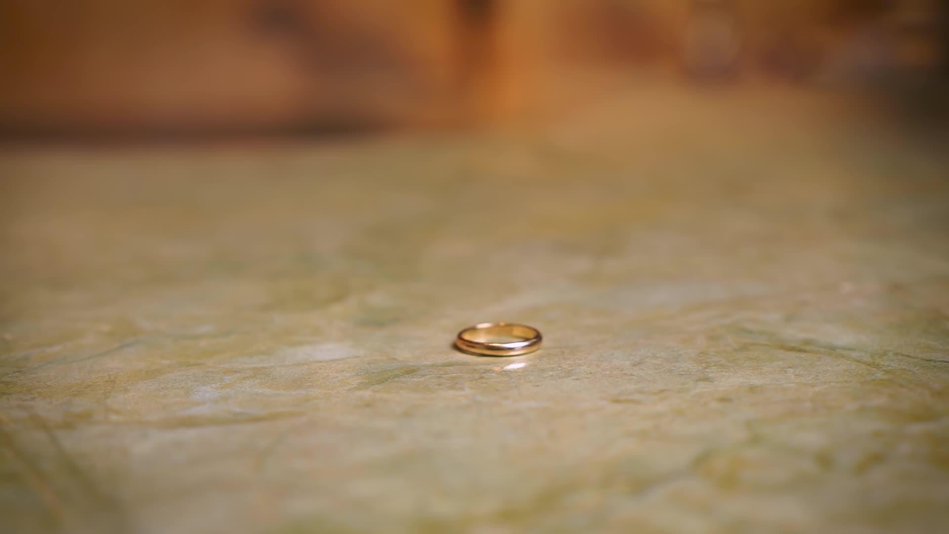 简单的金婚戒指放在家里的厨房桌子上视频的预览图
