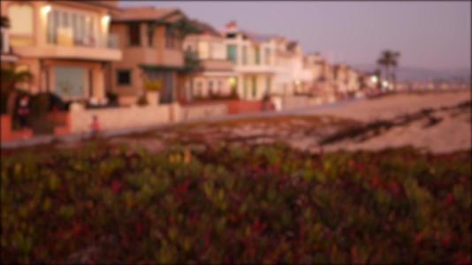 海滩美学海滨周末别墅粉红色的日落人们模糊不清视频的预览图
