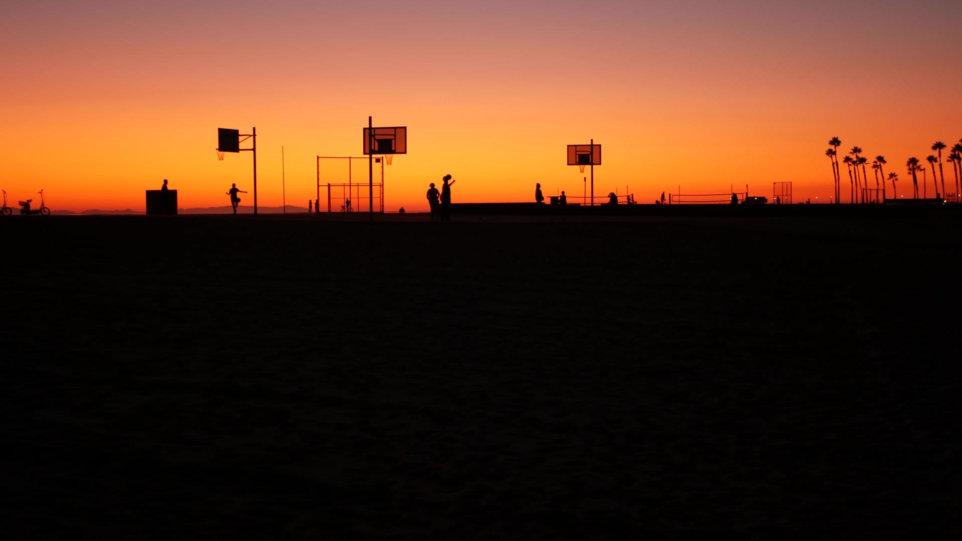 加州夏季黄昏海滩美学粉红色日落无法辨认的轮廓视频的预览图