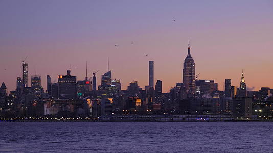 曼哈顿市的风景和清晨纽约州的胡德森河视频的预览图
