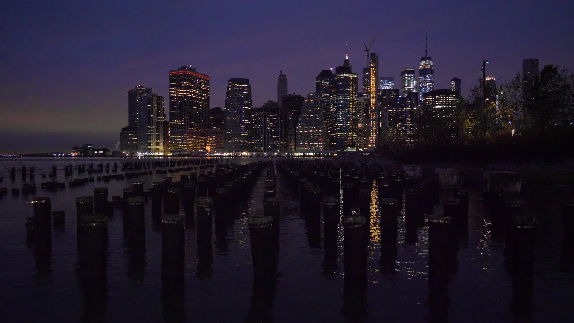 曼哈顿和河流的城市风景在夜间有码头纽约美国纽约纽约视频的预览图