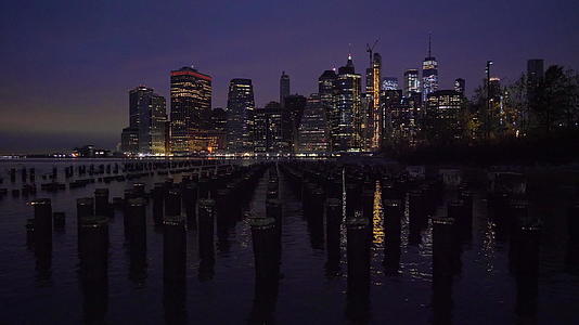曼哈顿和河流的城市风景在夜间有码头纽约美国纽约纽约视频的预览图