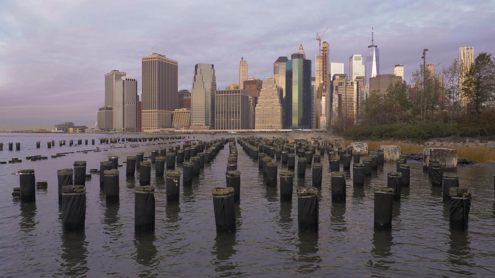 曼哈顿和河边城市的风景早上有码头纽约城美国联合视频的预览图