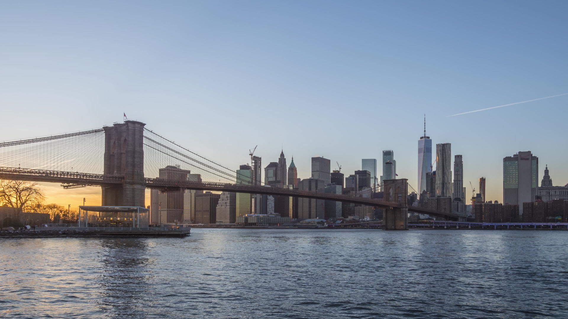 曼哈顿和布鲁克林大桥的城市风光晚上纽约美国联合州视频的预览图