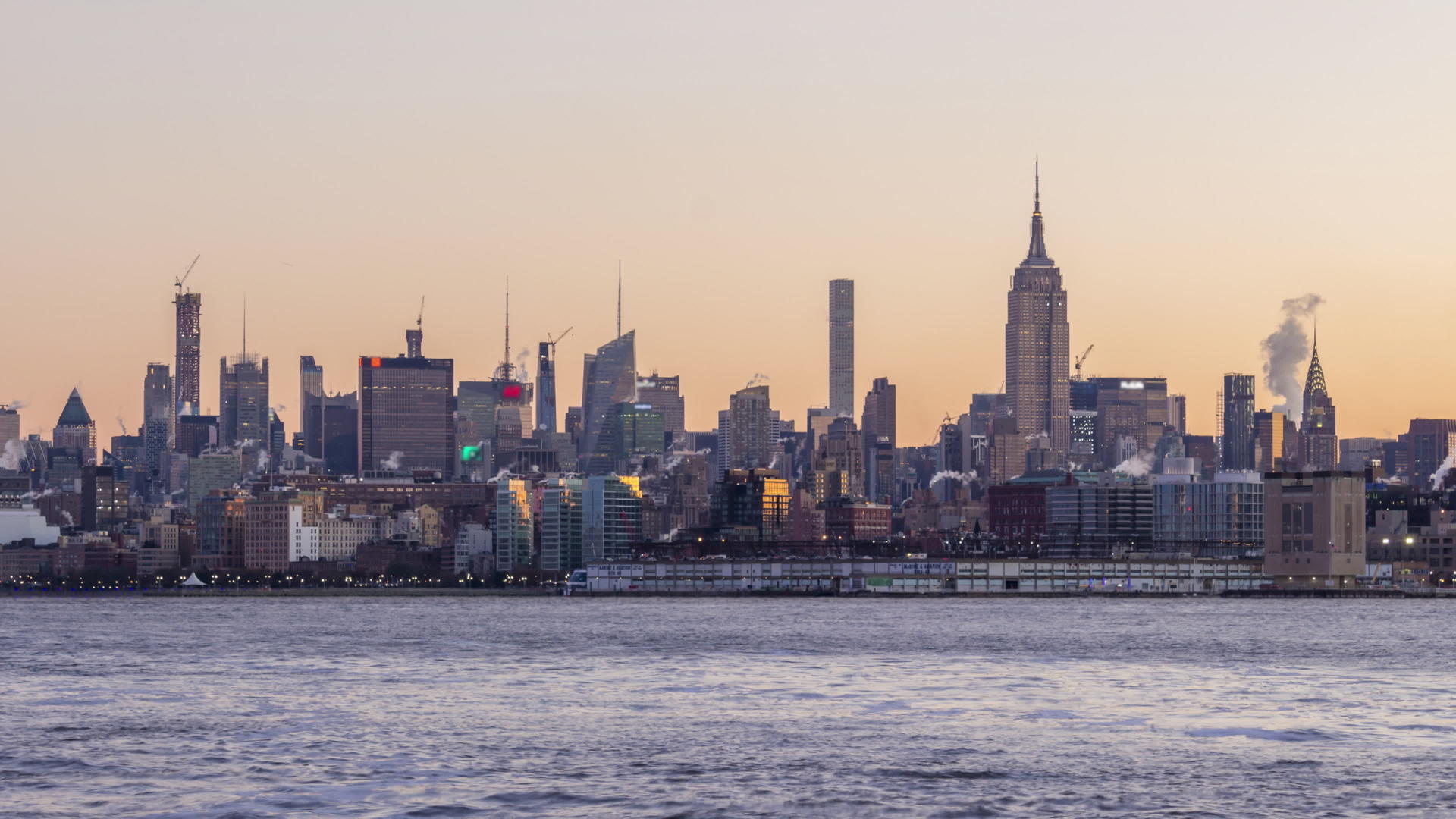 曼哈顿的风景和早上纽约州纽约市的胡德森河视频的预览图
