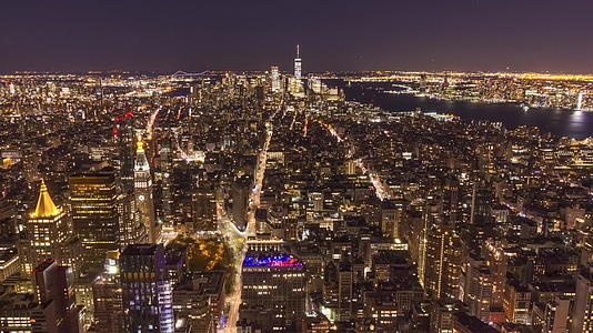 纽约曼哈顿的天际线在晚上被放大了视频的预览图