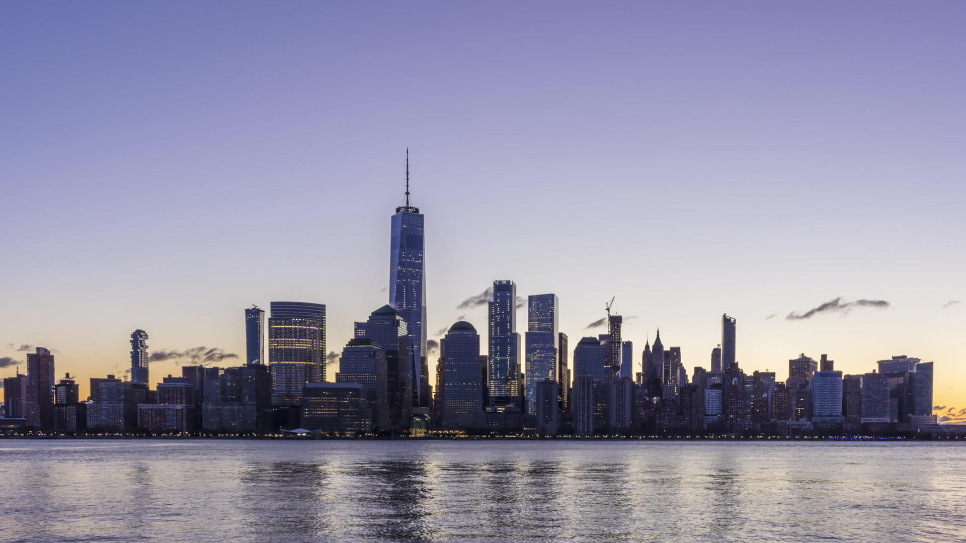 曼哈顿的城市风景日出时 纽约美国的统一状态夜以继日视频的预览图