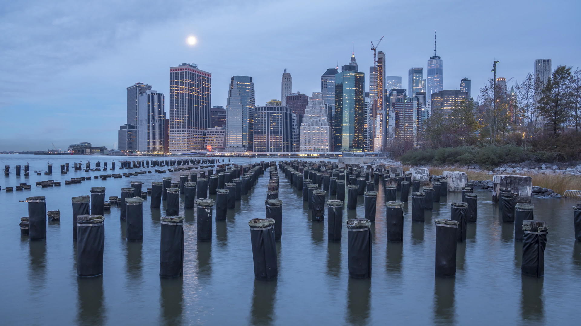 曼哈顿下城和河流码头的城市景观在美国纽约市日夜视频的预览图
