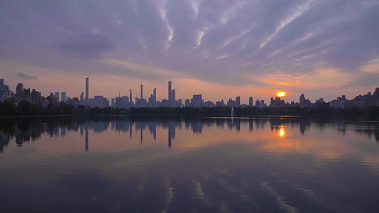 日落时曼哈顿的天际线和反射在中央公园Jacqueline视频的预览图
