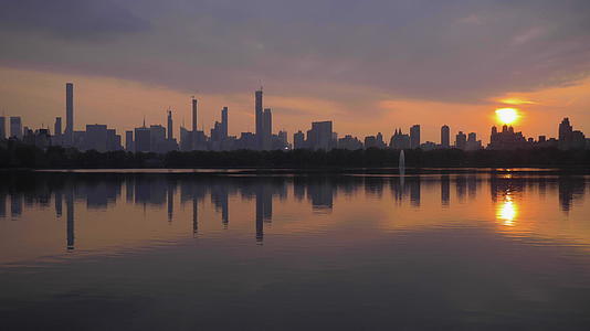 日落时在中央公园的曼哈顿城市风景和反射Jacqueline视频的预览图