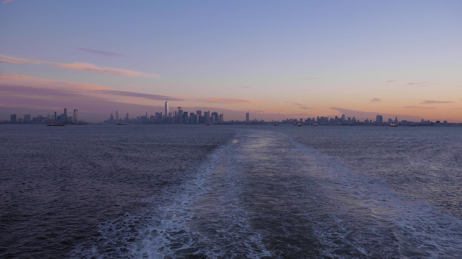 纽约曼哈顿市和泽西市的天际线将在早上从船上看一看视频的预览图