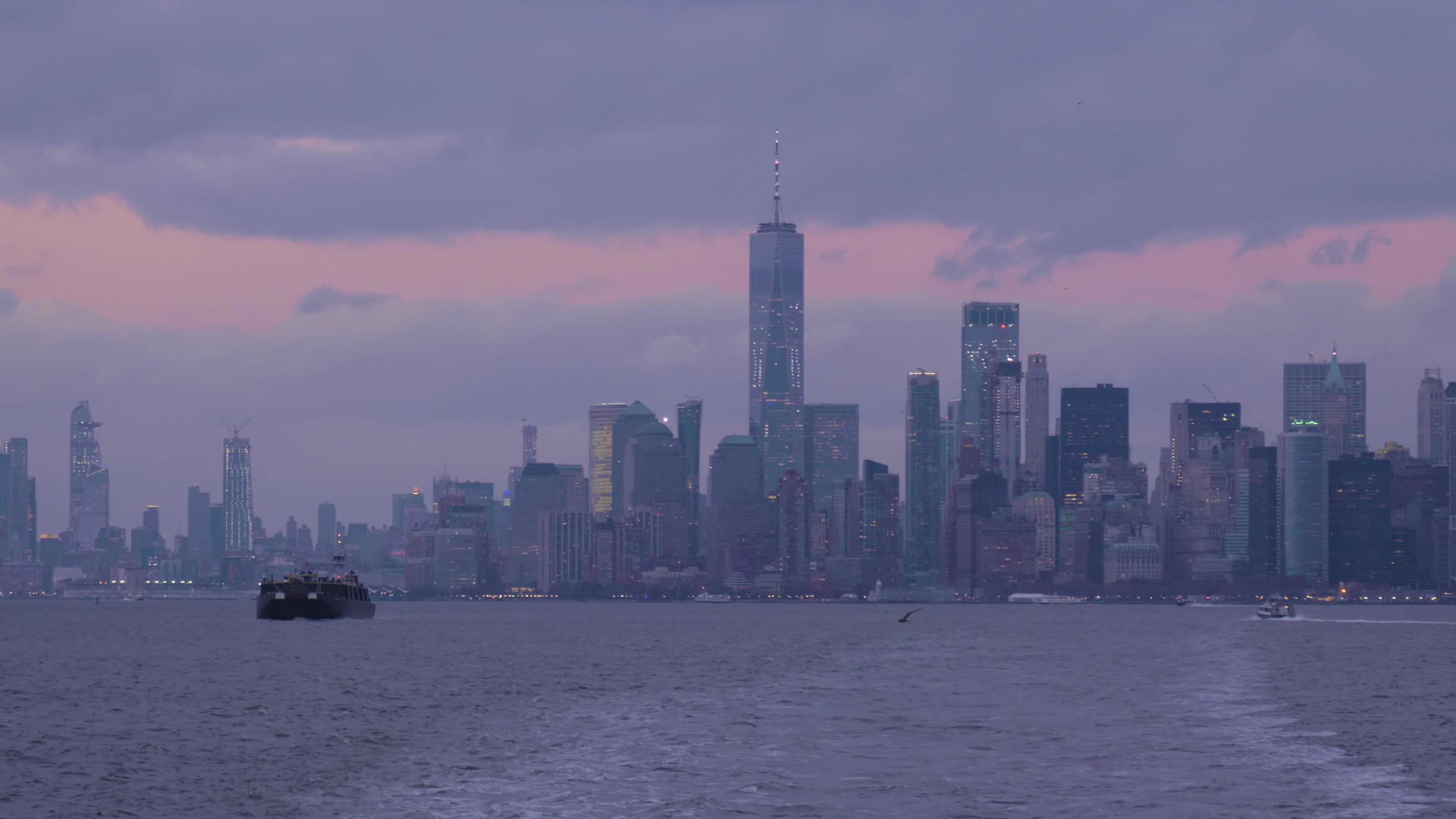 纽约新城曼哈顿的天空和云层的天空从水中观察美国的州视频的预览图