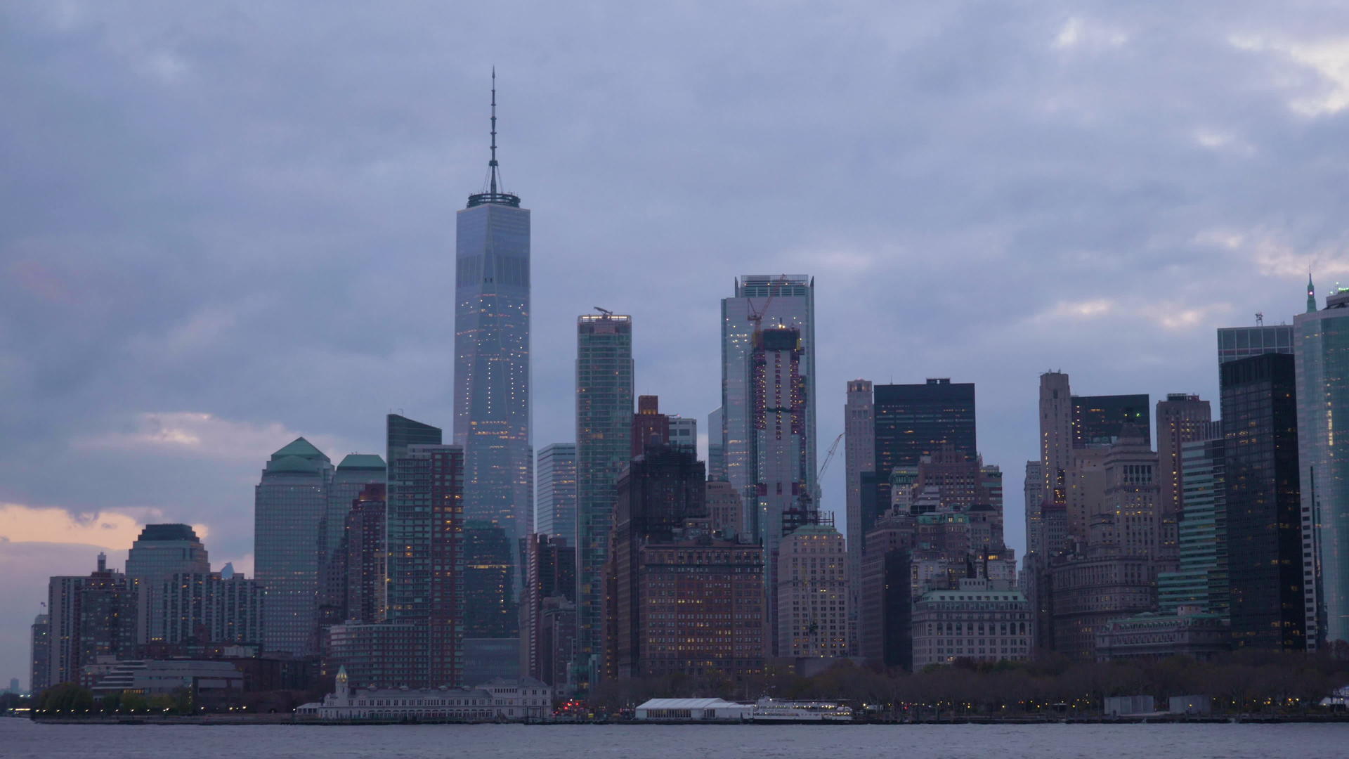 曼哈顿城市天线在云端的夜晚纽约新城从船上向下看相机视频的预览图