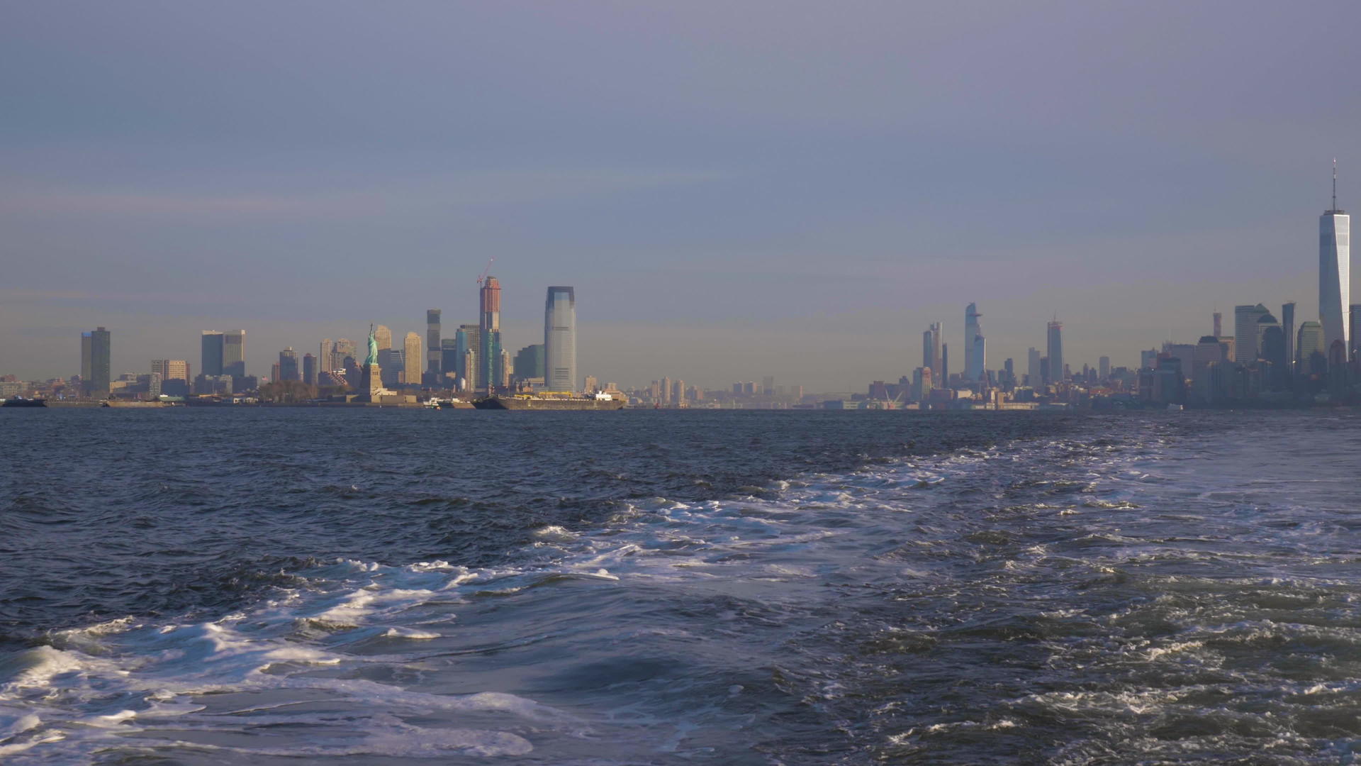 早上纽约曼哈顿和泽西城的天际线从船上看相机横跨了视频的预览图